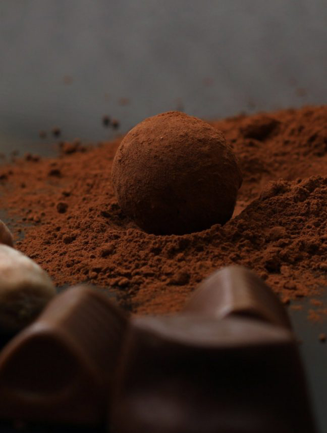 ココアパウダーをまぶしたチョコレート