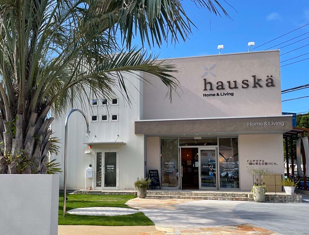 フレンチカントリー調のインテリアショップ兼ショールーム、hauskäの建物外観。お店の前にはシンボルのパームツリーがあります