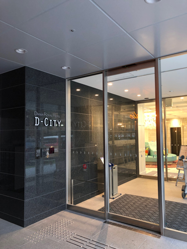 黒い大理石の壁面が印象的な「D-CITY」のスタイリッシュなエントランス