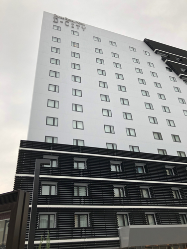 白と黒の対比が特徴的なホテルの建物外観