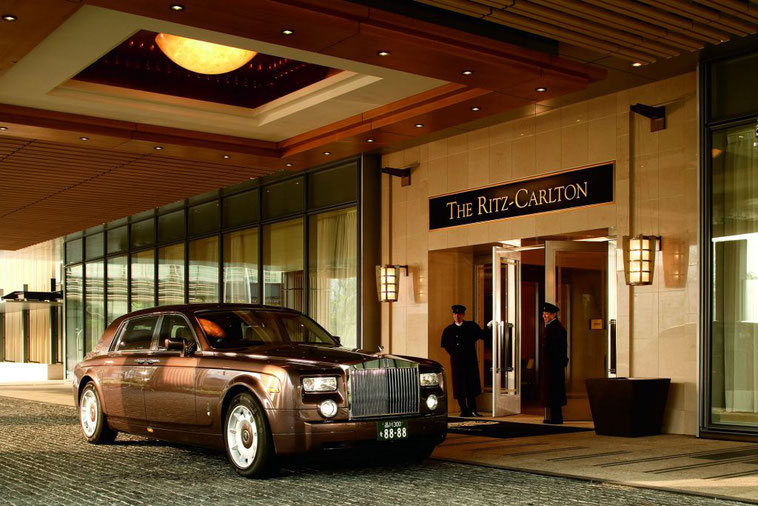 THE RITZ-CARLTON TOKYOのエントランス。ロールスロイスと制服スタッフがお出迎え