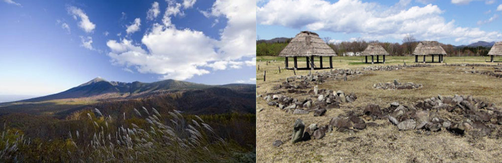 青空の下の雄大な山の風景と、茅葺き屋根の古代住居が並ぶ遺跡